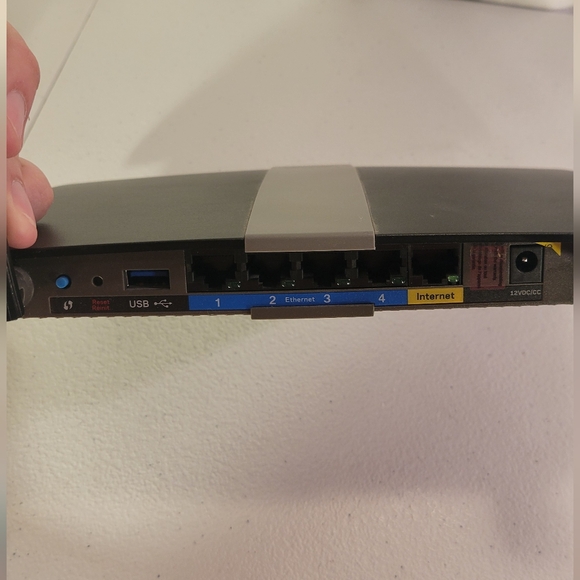Linksys EA6350 867 Mbps 4 Port 300 Mbps Wireless Router - Picture 7 of 7